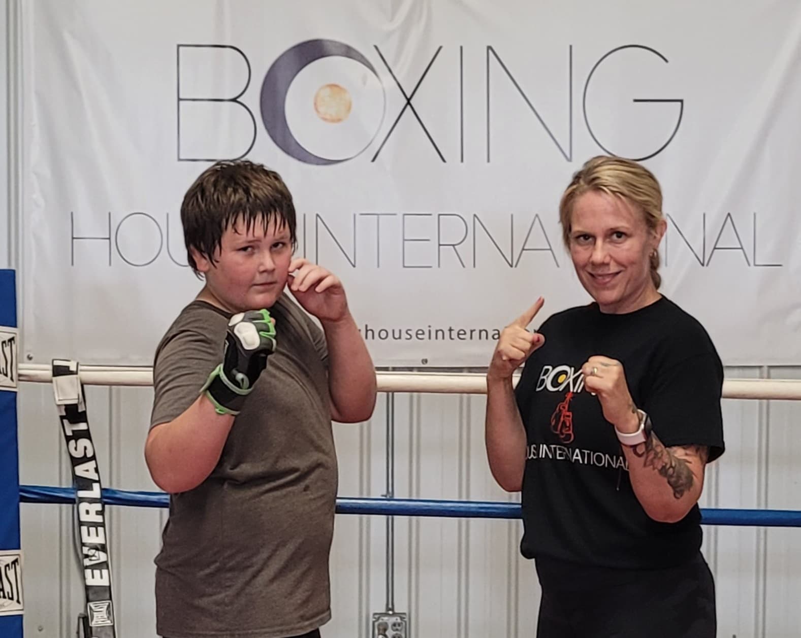 Most Punches with One Hand in 1 Minute